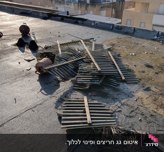 חלקי מתכת על גג עם חומרי איטום